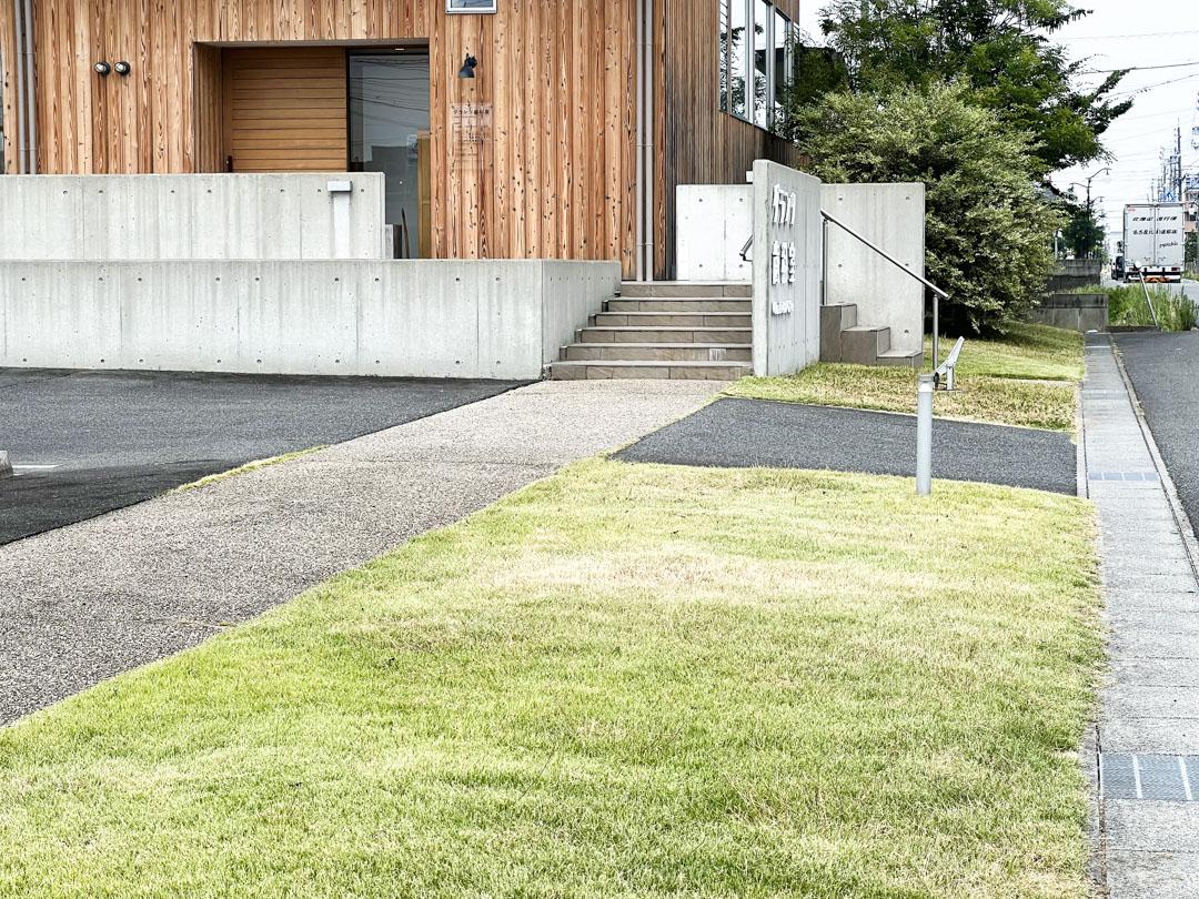 芝刈りをしたグランツ歯科室の敷地内