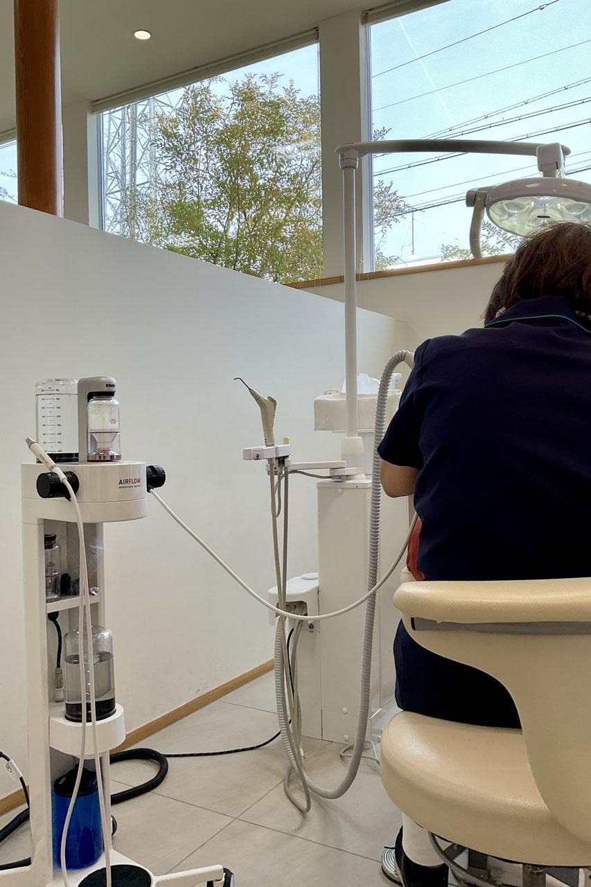 稲沢市グランツ歯科室エアフロー施術風景