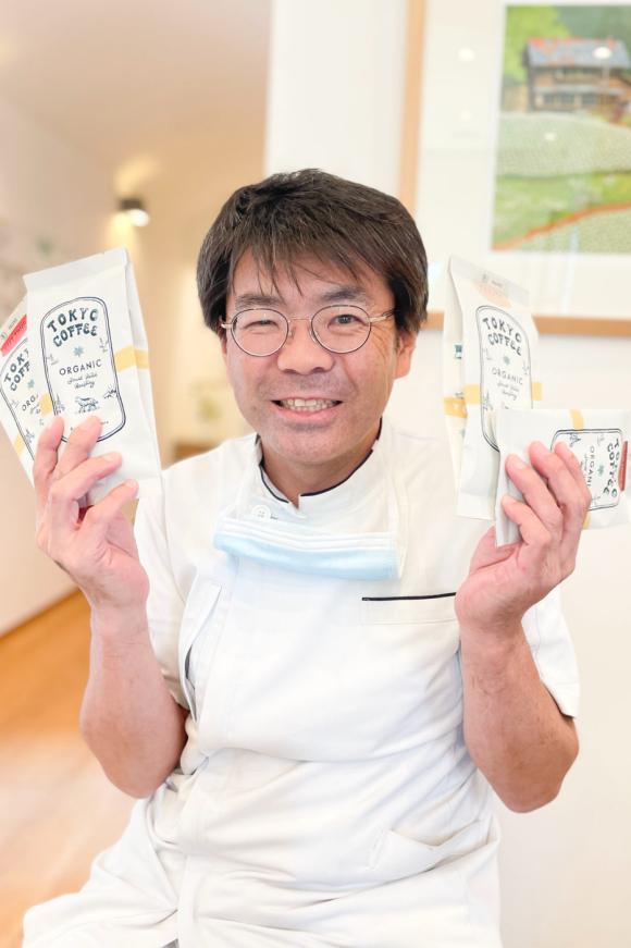 誕生日のプレゼントをもらい満面の笑みの稲沢市グランツ歯科室小田邦博院長